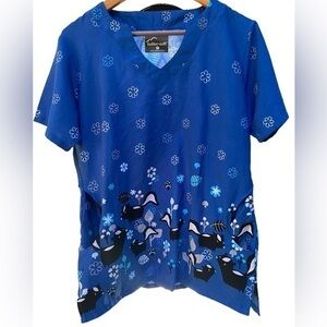 Butter soft women’s blue skunk flower short sleeve slinky scrub top small kids